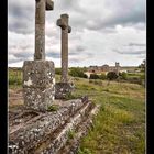 Están clavadas dos cruces.........