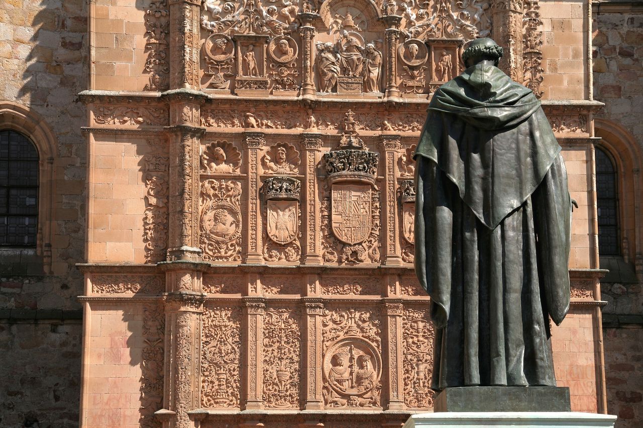 Estatua de Fray Luis de León frente a la fachada de la Universidad de Salamanca.