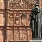 Estatua de Fray Luis de León frente a la fachada de la Universidad de Salamanca.