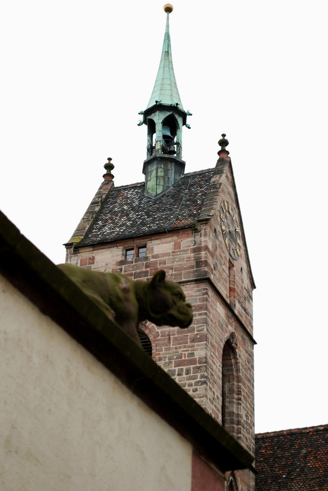 Estatua e Iglesia en Basilea, Suiza.