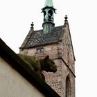 Estatua e Iglesia en Basilea, Suiza.