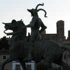 Estatua ecuestre de Francisco Pizarro a contraluz.