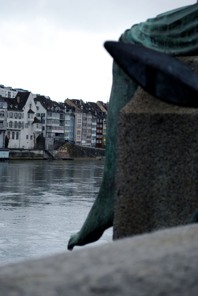 Estatua en el rio RIN (Basilea, Suiza)