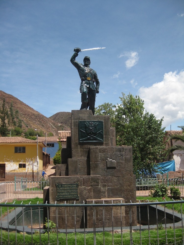 Estatua Heroe Nacional "Mariano Santos Mateo" - Lucre - Cusco