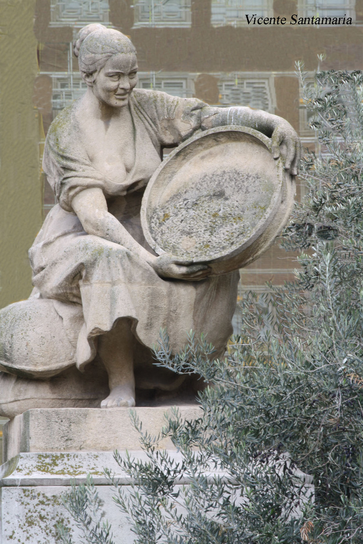 ESTATUA LADO DERECHO DE LA FUENTE