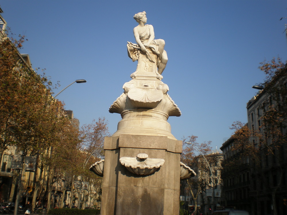 Estatua sobre fuente
