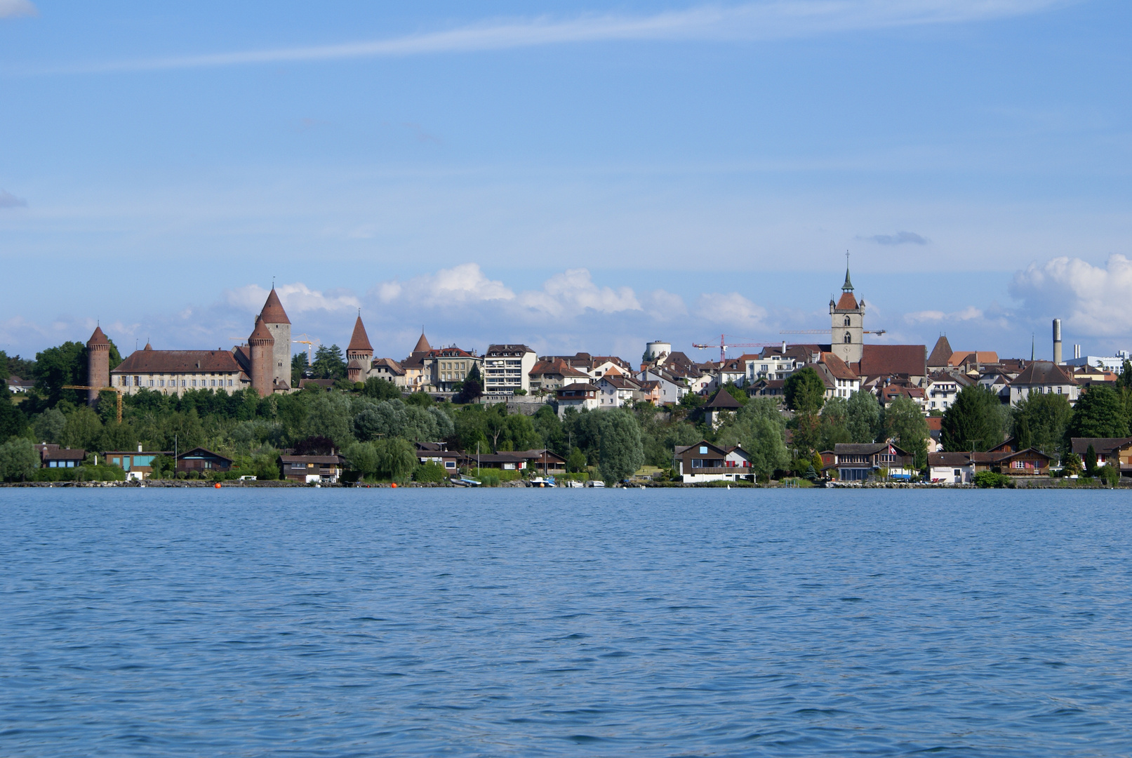 EstavayerleLac (CH), lac de Neuchâtel, pied du Jura photo et image