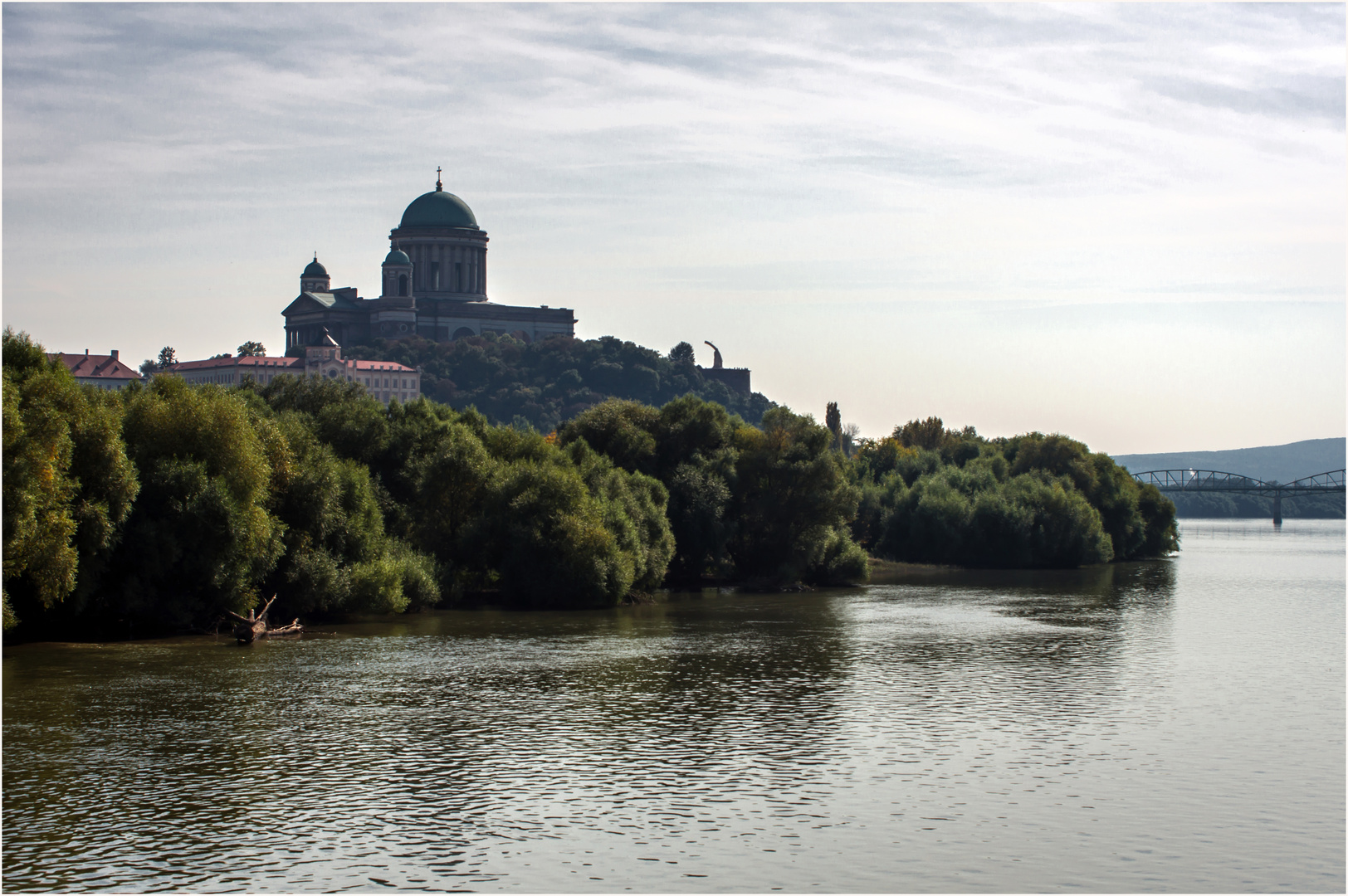 Esztergom mit Basilica und Brücke nach Štúrovo, Slowakei