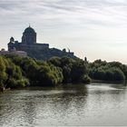 Esztergom mit Basilica und Brücke nach Štúrovo, Slowakei