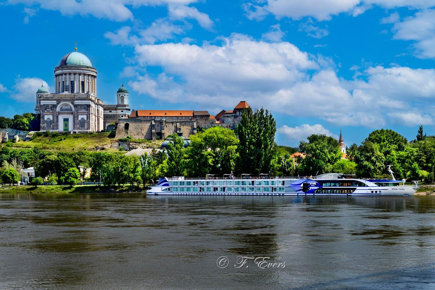 Esztergom, Viva Tiara ENI 07001832, MMSI 269057231