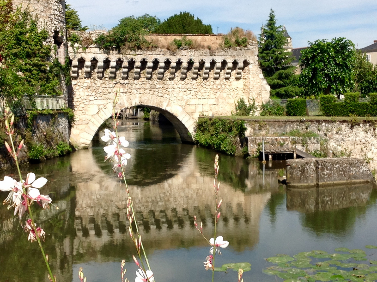 Et au dessous coule une rivière...