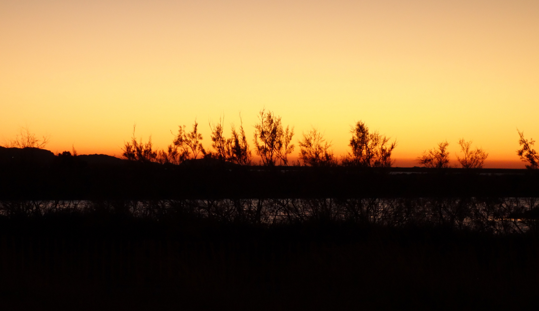 et au loin le soleil se couche.........