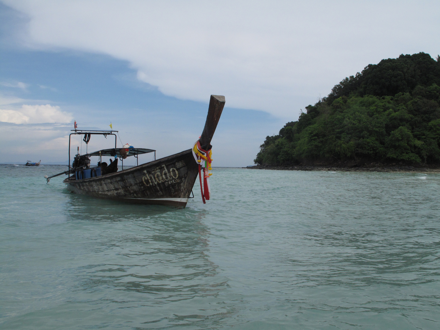 Et au milieu coule un long tail boat.....