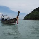 Et au milieu coule un long tail boat.....