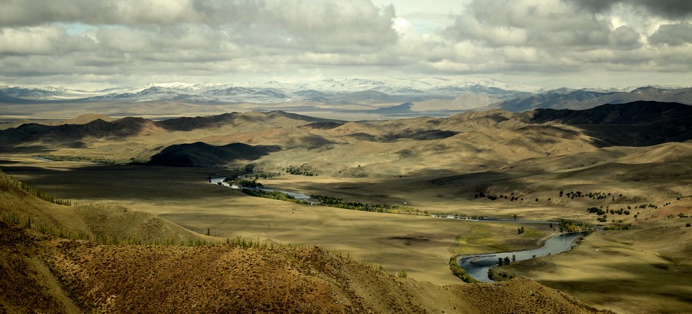 et au milieux, coule une rivière