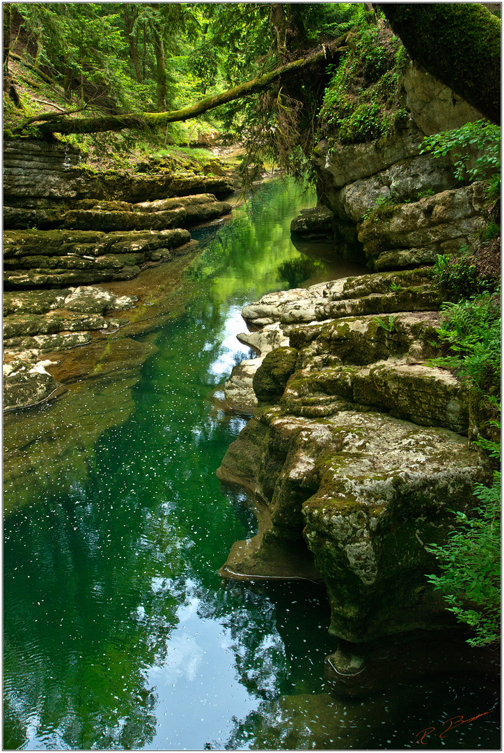 Et l'eau se faufile entre les roches