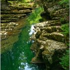 Et l'eau se faufile entre les roches