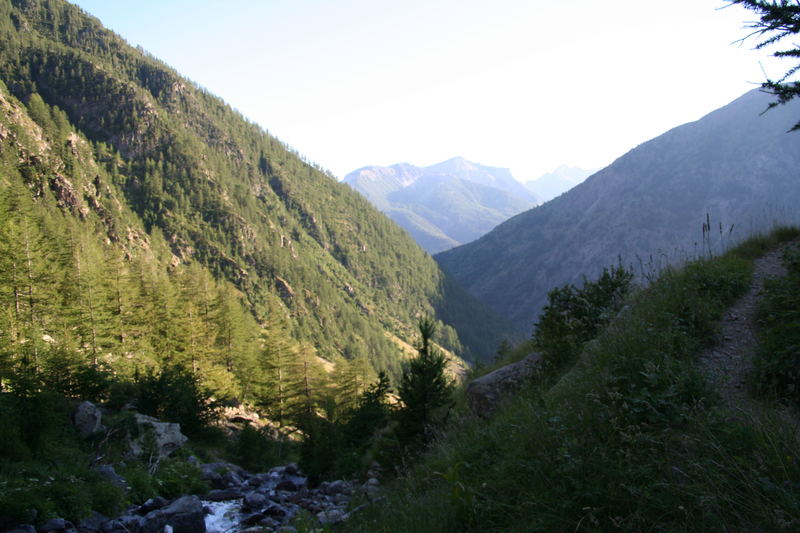 Et l'ombre grandissait peu à peu dans la vallée