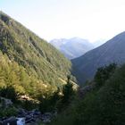 Et l'ombre grandissait peu à peu dans la vallée