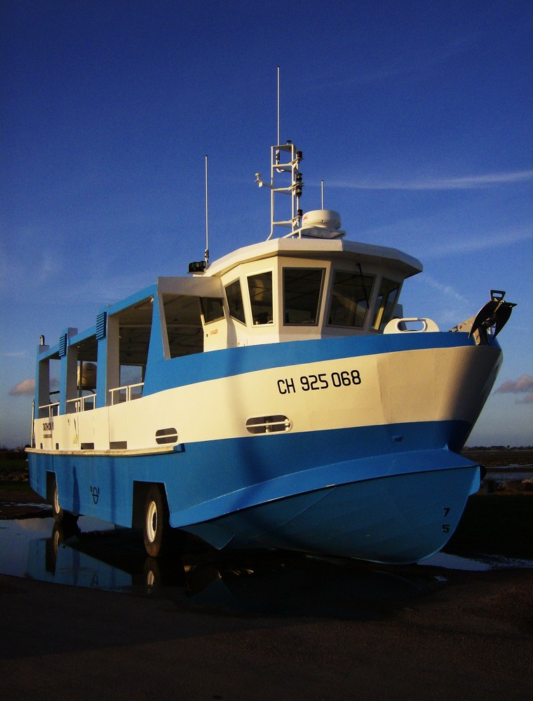 Et si un bateau bleu vous doublait sur la route des vacances