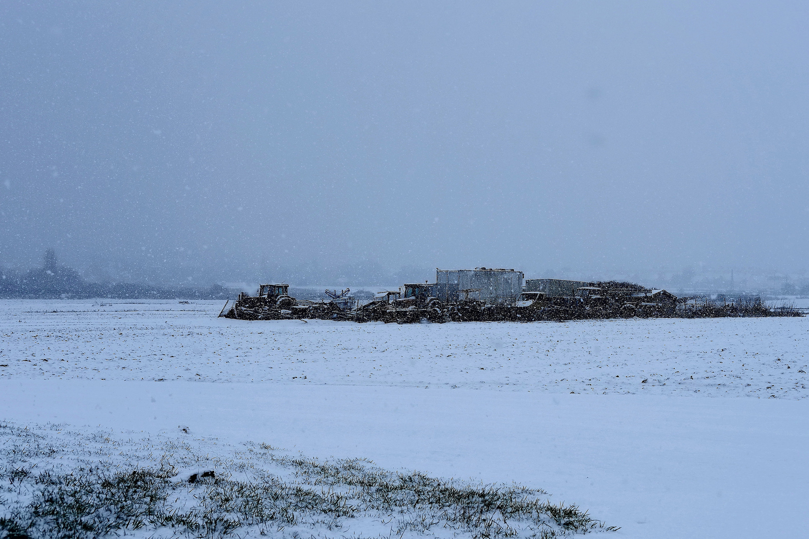 et tombe la neige sur la plaine