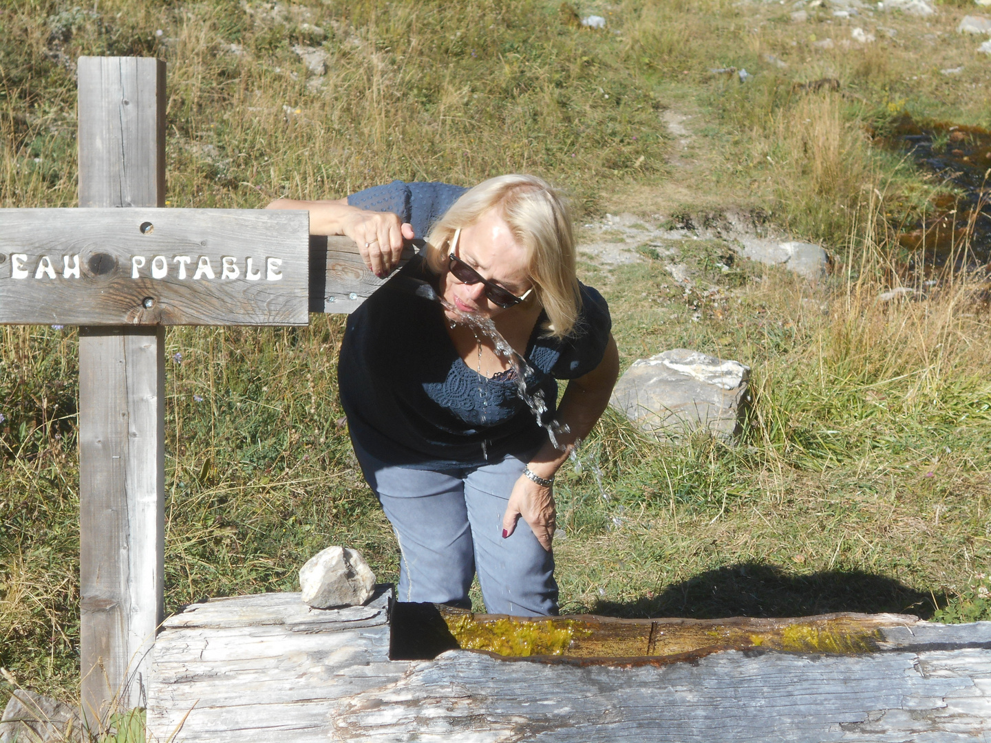 Etanchement de soif lors d'une randonnée à Saint-Véran (Hautes-Alpes)