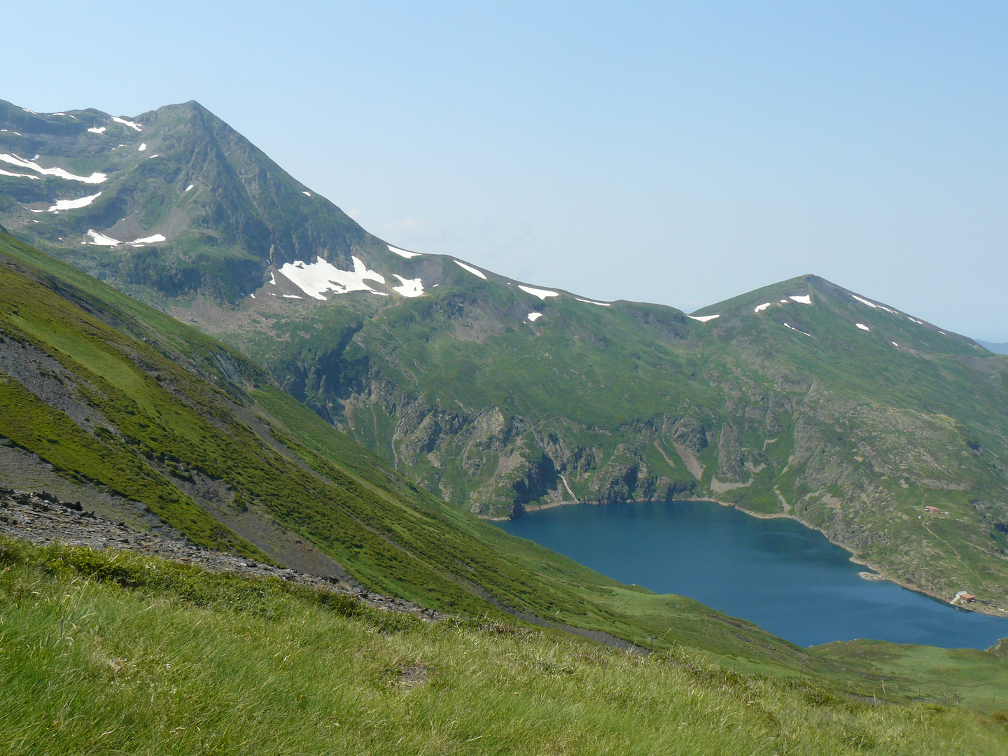 Etang et Refuge d'Araing, Pic de Crabère, Couserans, Pyrénées.