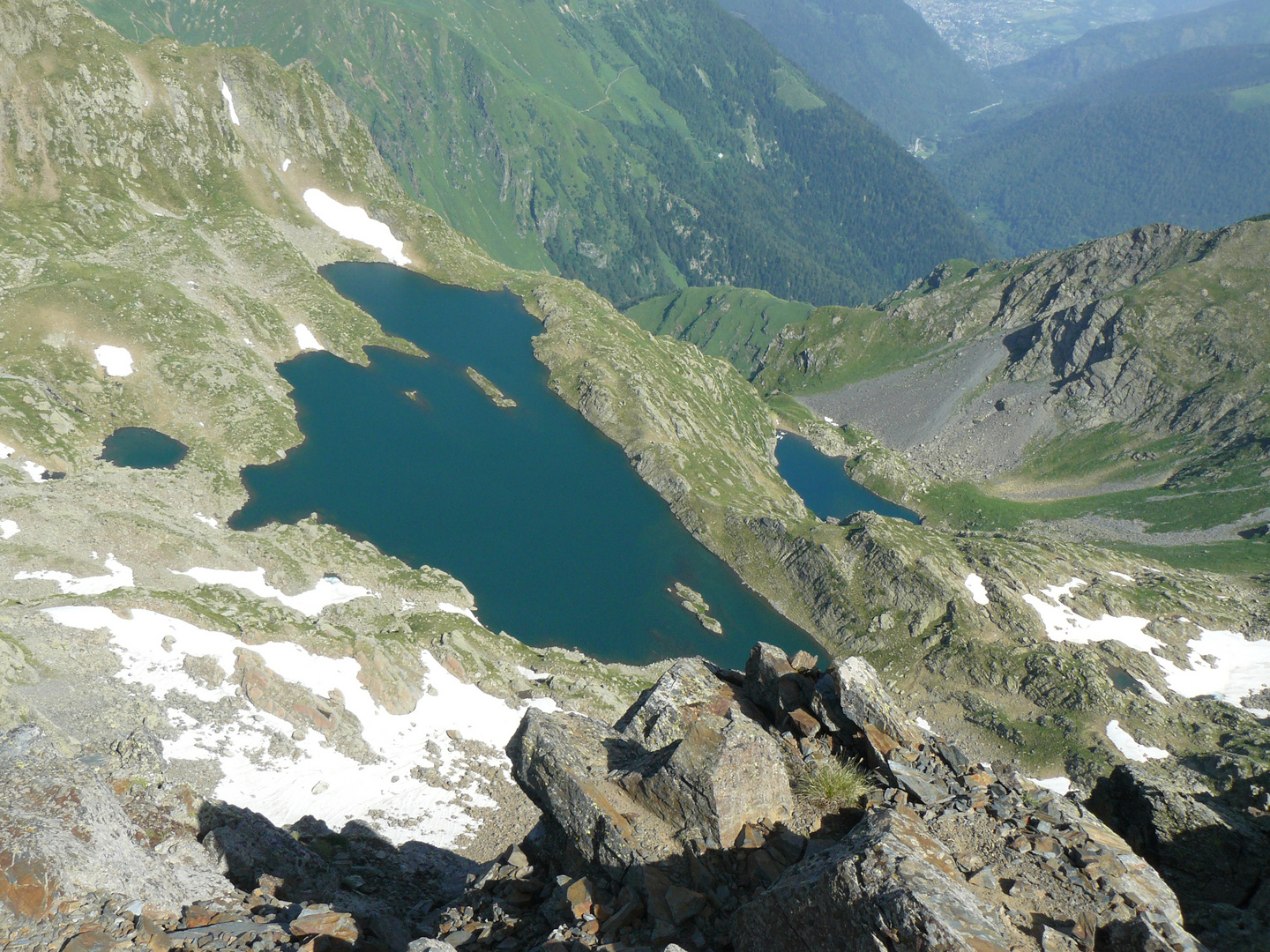 Etangs de La Montagnette et de Maille vus du Pic de Sauvegarde 2738m.