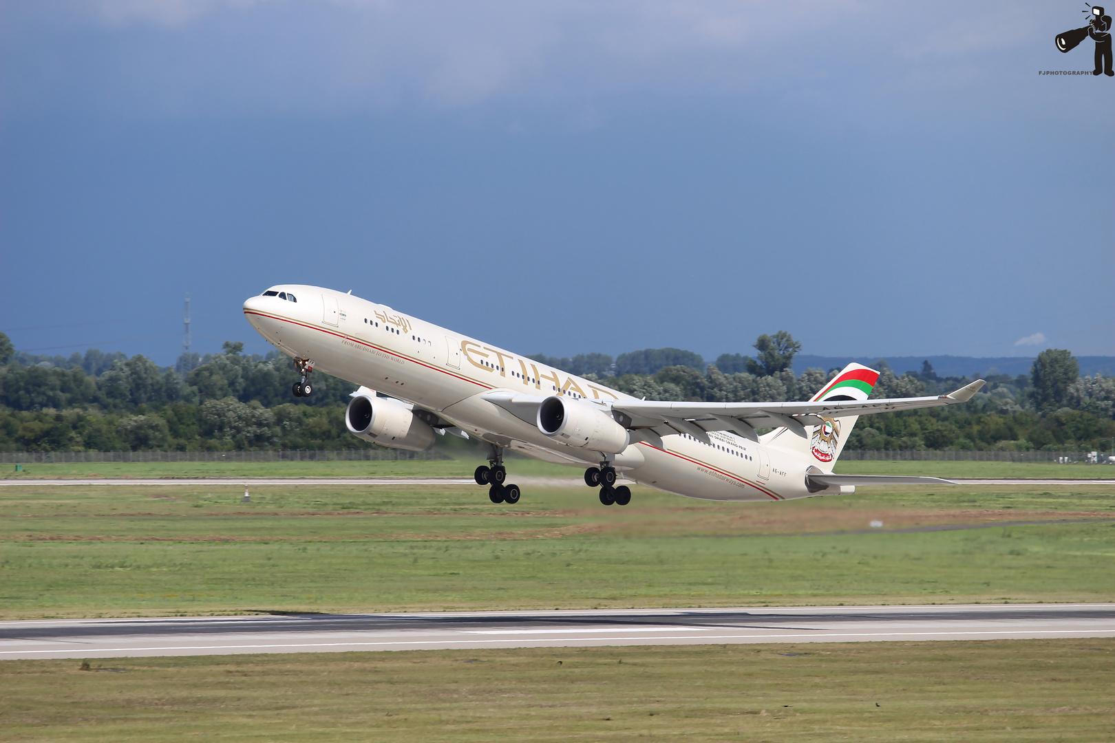 Etihad A330 (A6-EFF) at Take-Off