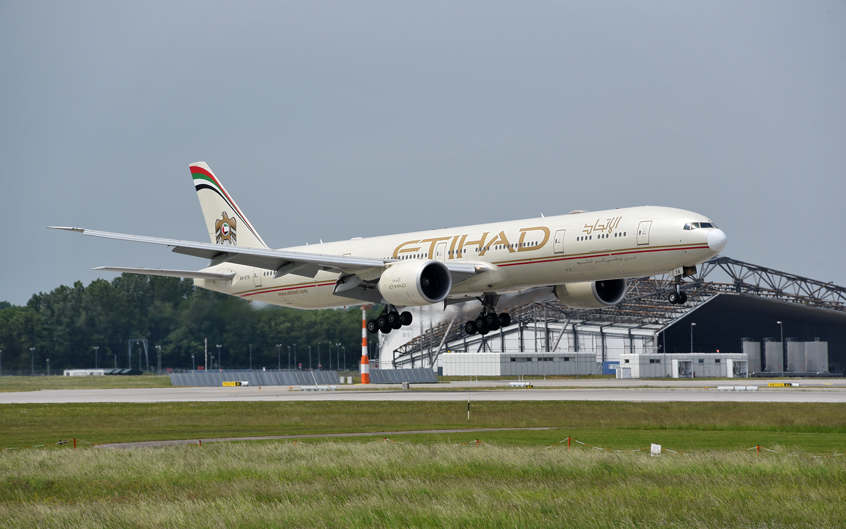 Etihad Airways Boeing 777-300ER A6-ETR 