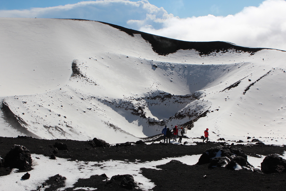 Etna - über 3000 m - bei Sonne und Wolken - Blick in den Krater