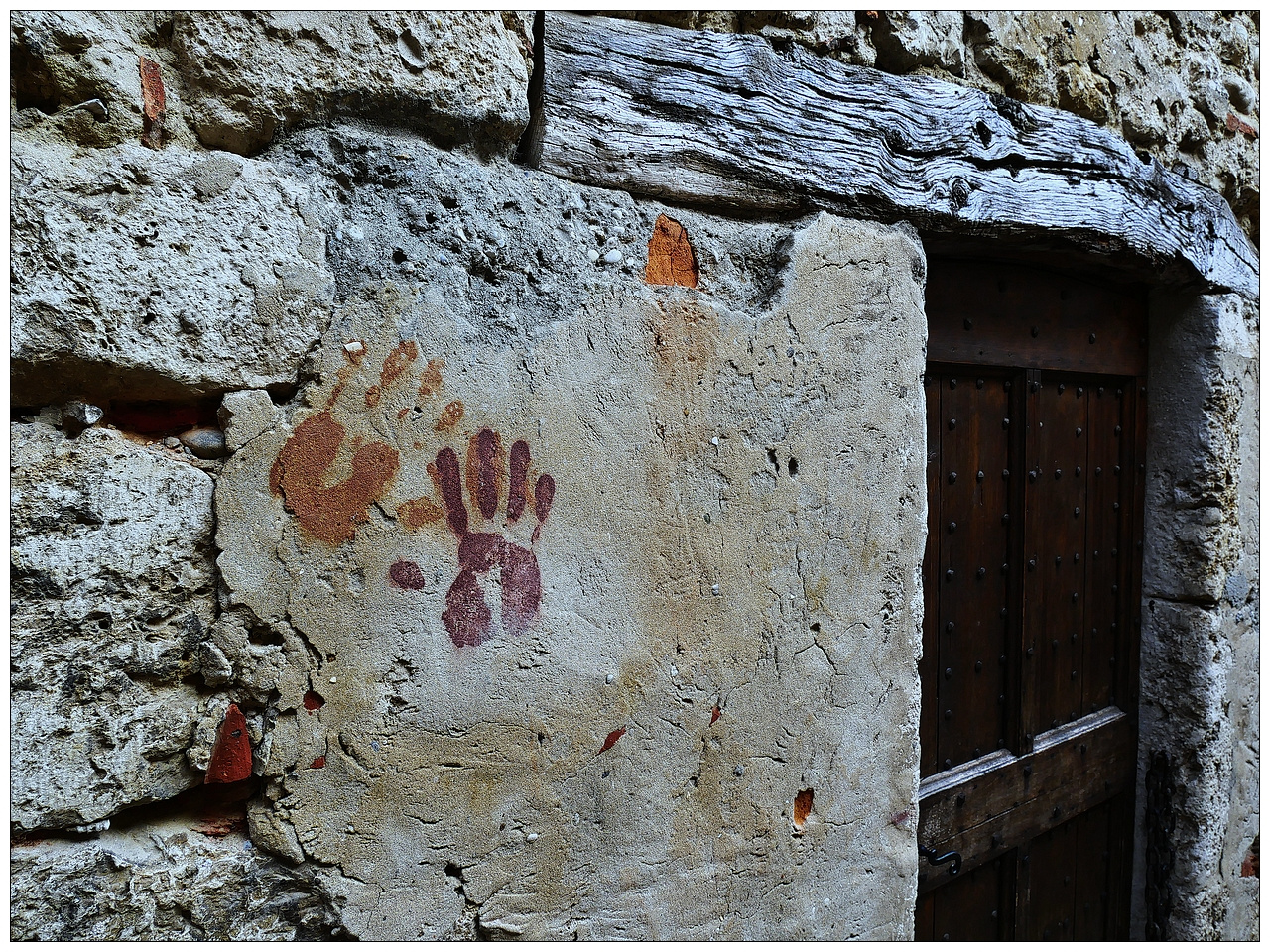 Etrange, sur la maison abandonnée.