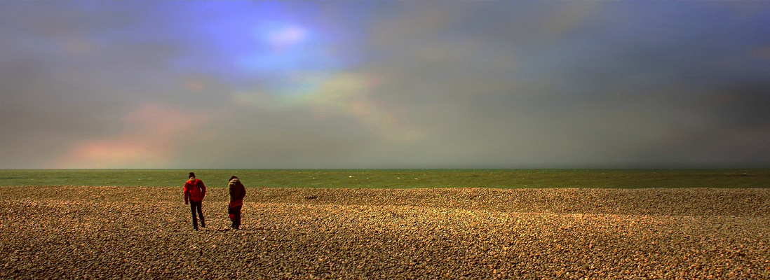 Etranges lumières d'avril sur les galets normands