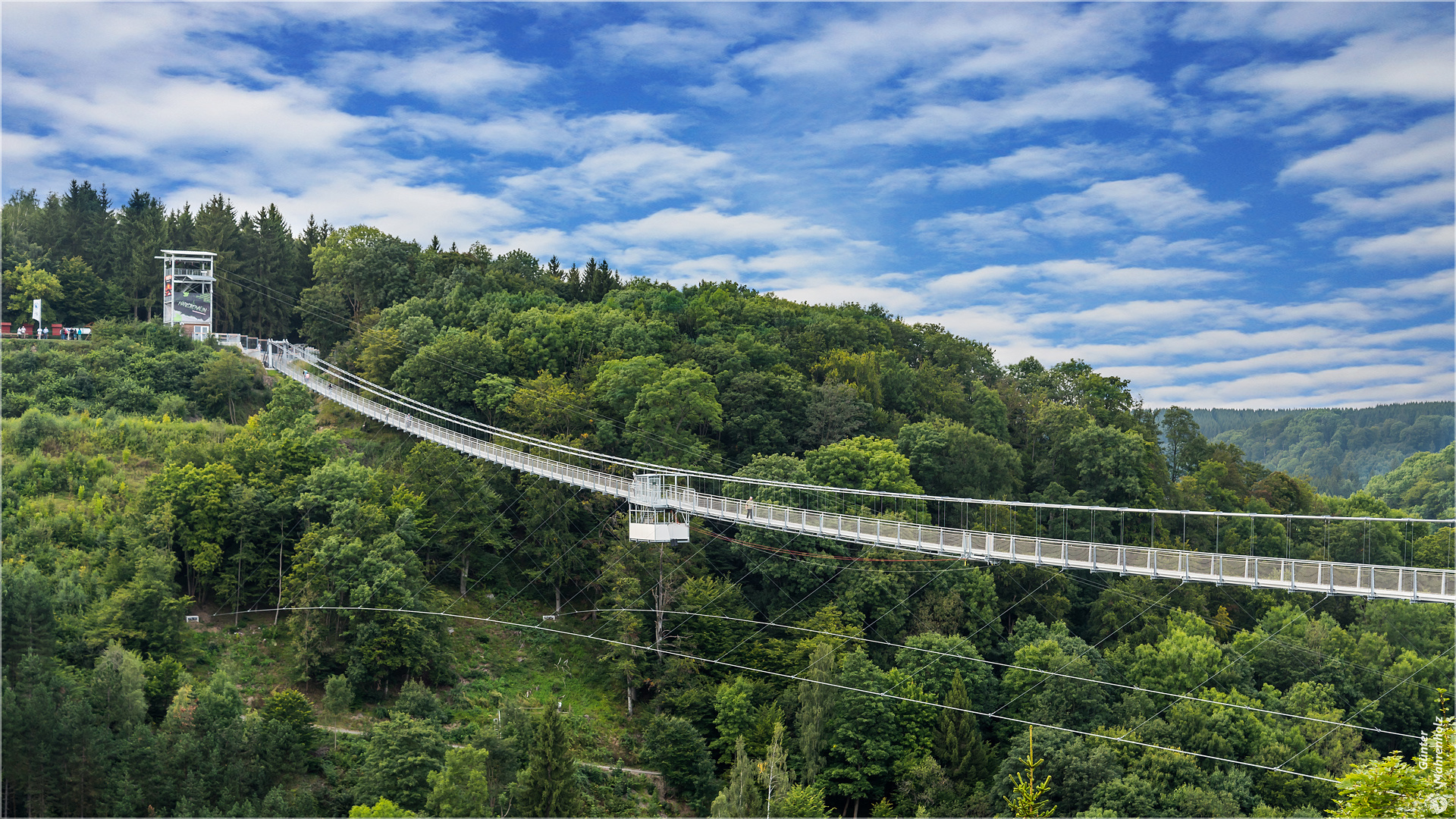 Etwa die halbe Hängebrücke