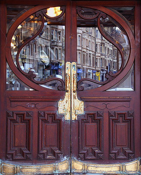 Etwas abgegriffene Jugendstil - Tür eines alten Kinos in Edinburgh / Schottland...