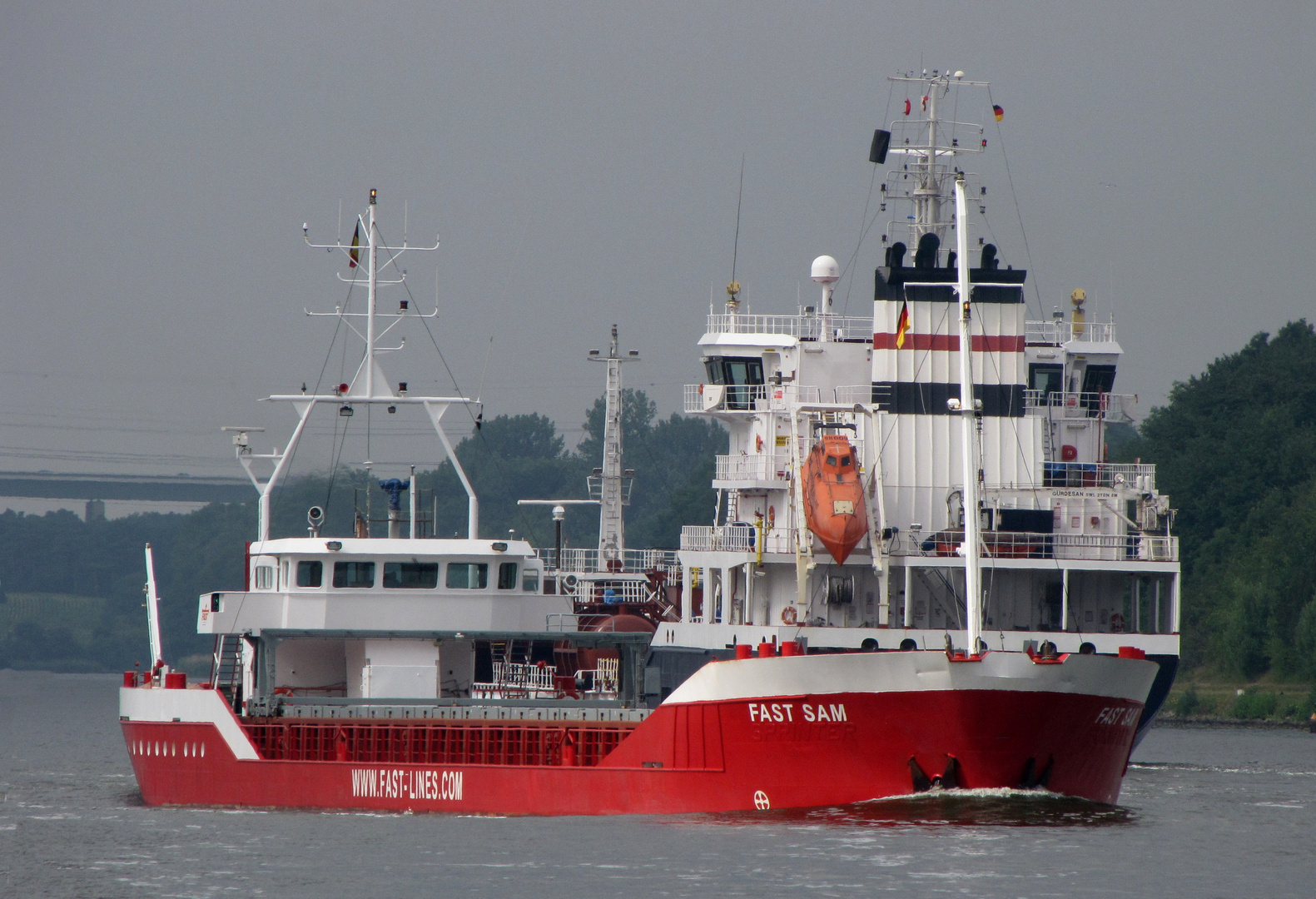 Etwas älter Container im Kanal