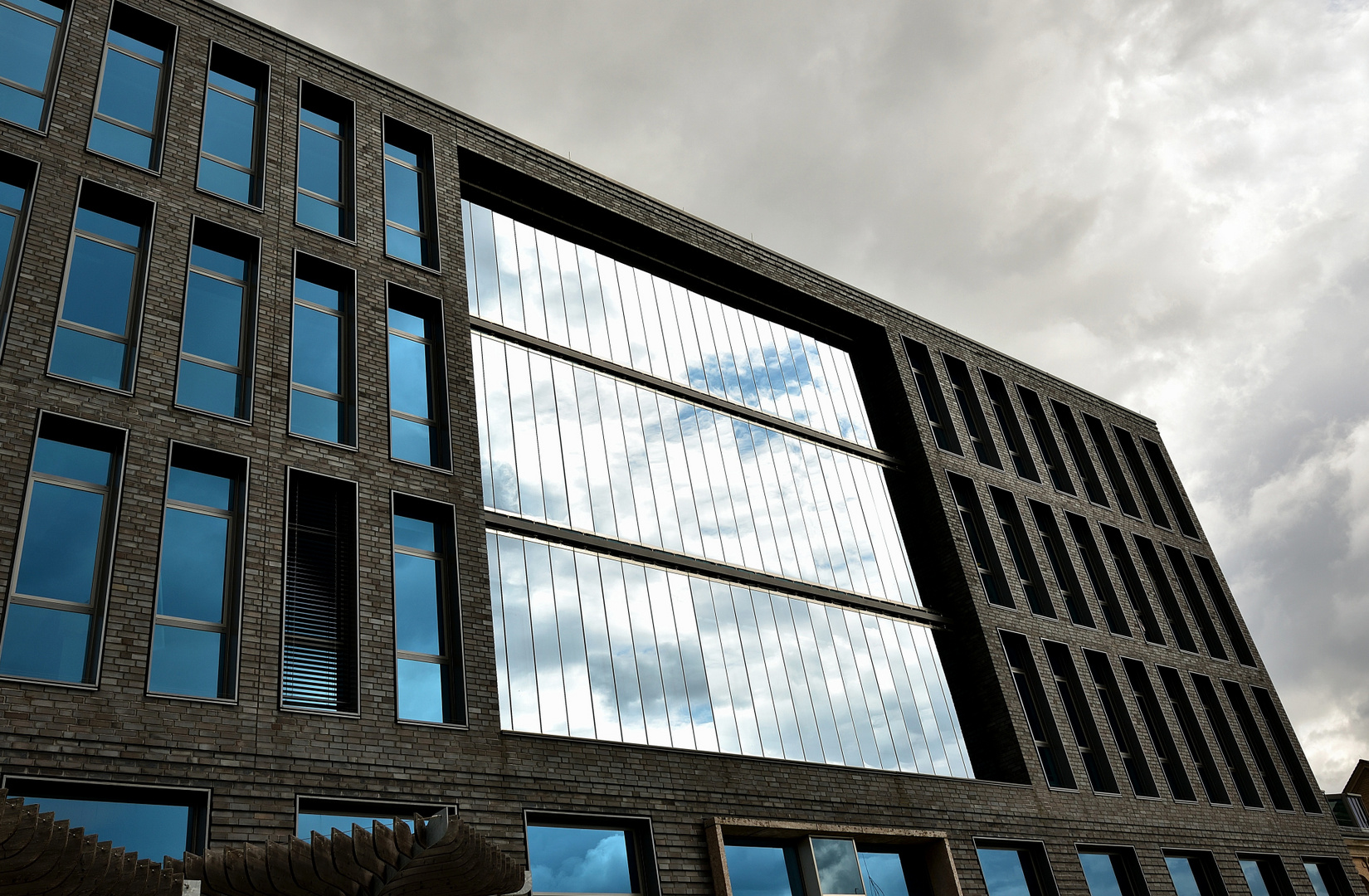 Etwas blauen Himmel hatten wir auch bei unserer Fototour durch den Osthafen von Berlin.