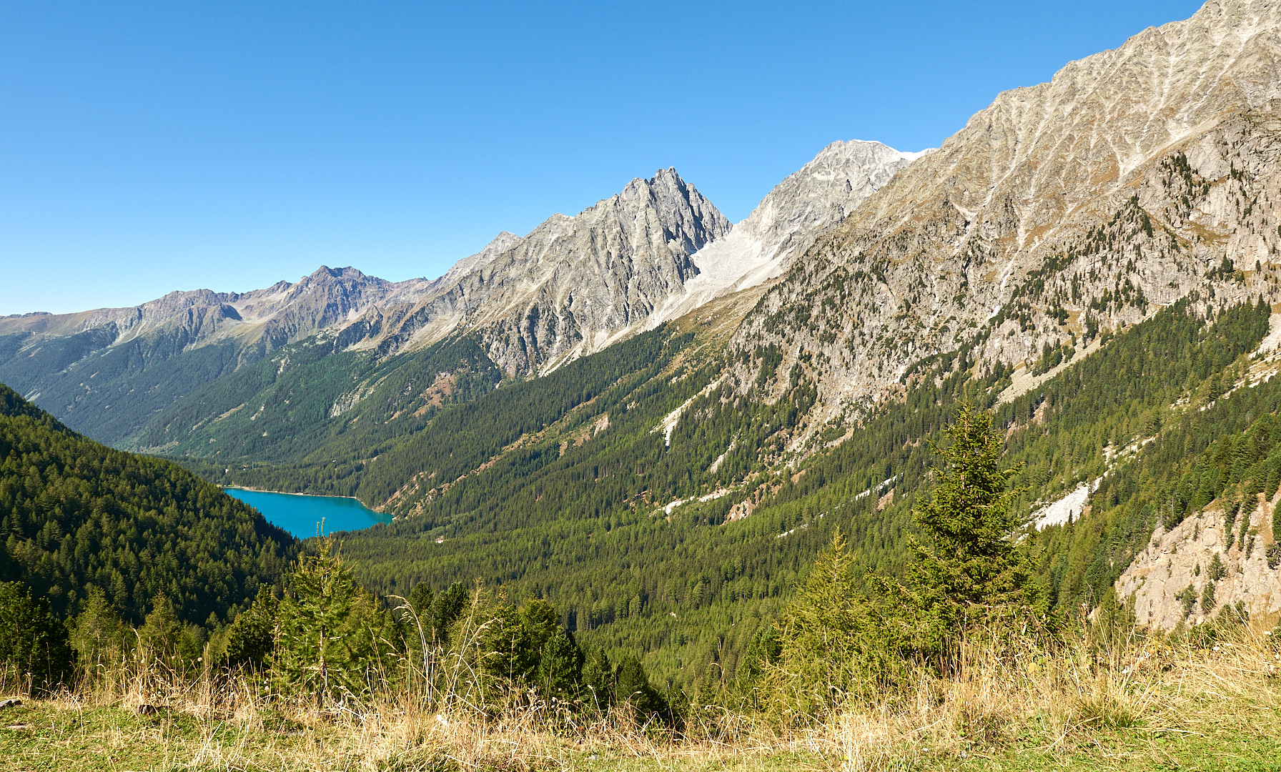 Etwas Farbe bei dem Wetter. Blick vom Staller Sattel 2052 m (Grenzübergang nach Östereich) auf...