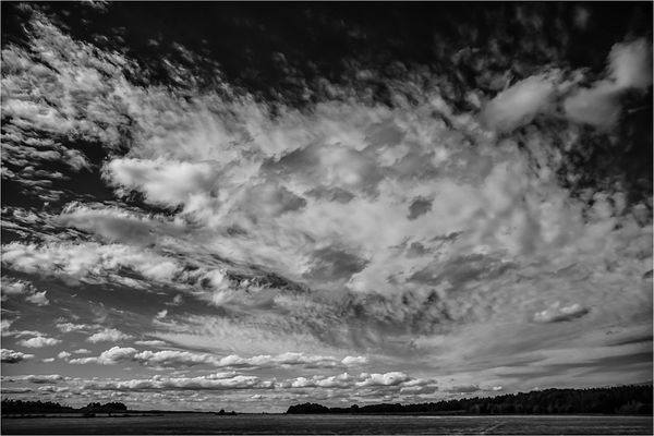 Etwas Landschaft mit viel Himmel