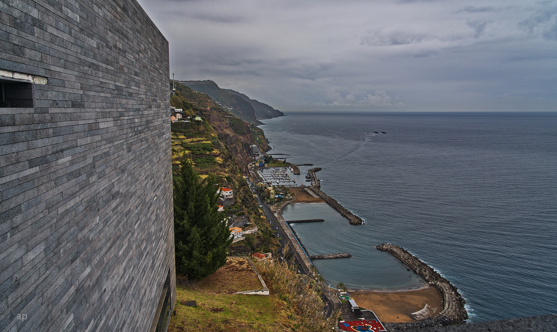 etwas Mauer und Meer