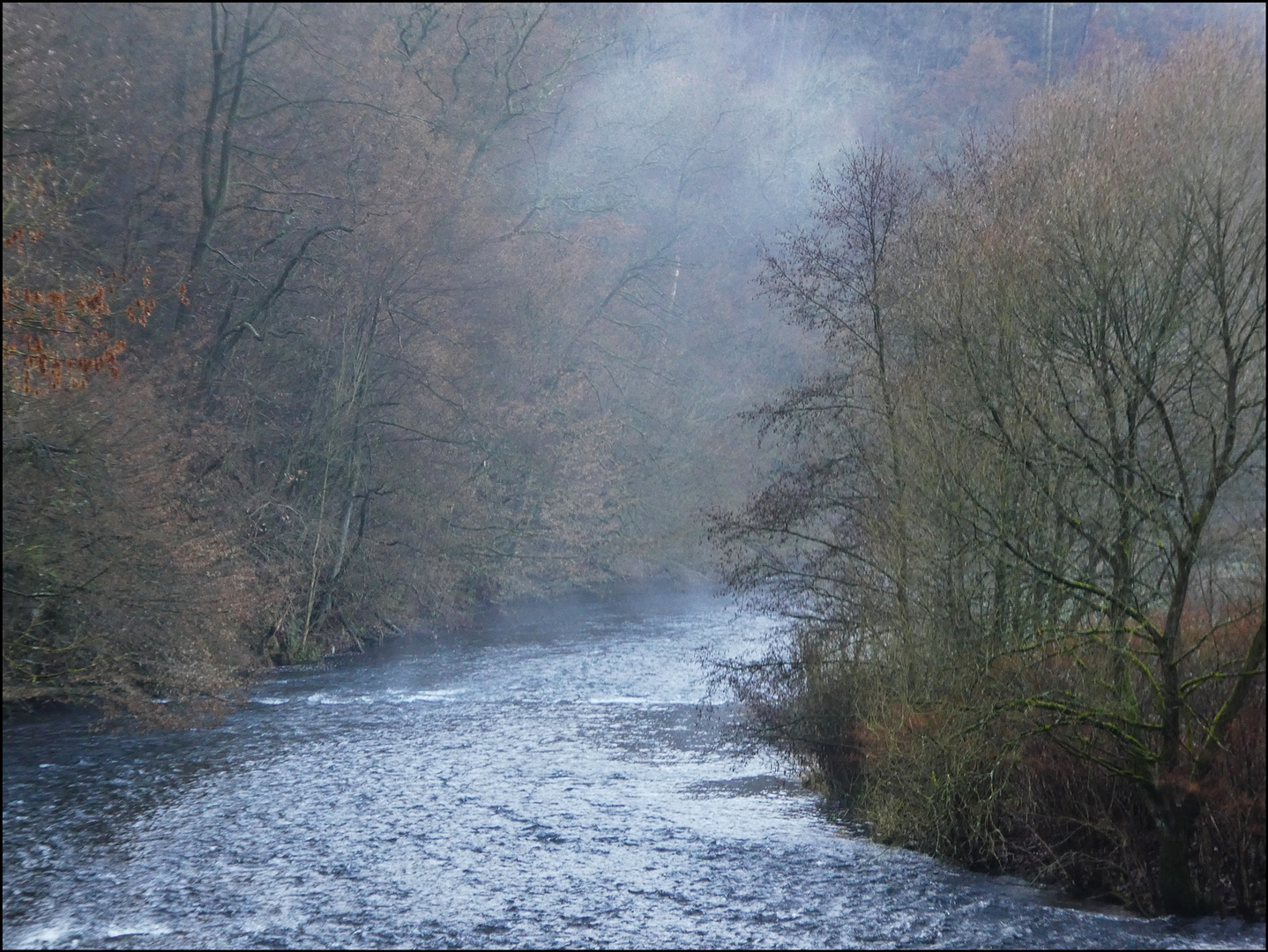 Etwas Nebel steigt aus der Wupper