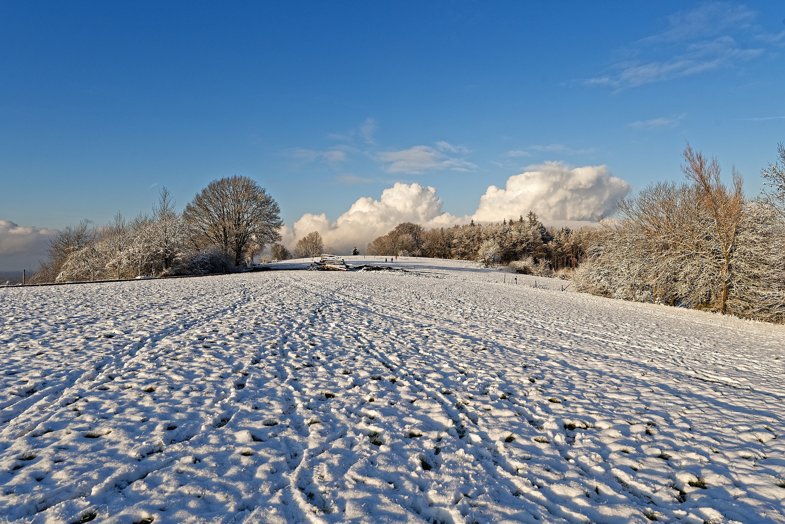 Etwas Schnee in den Bergen...