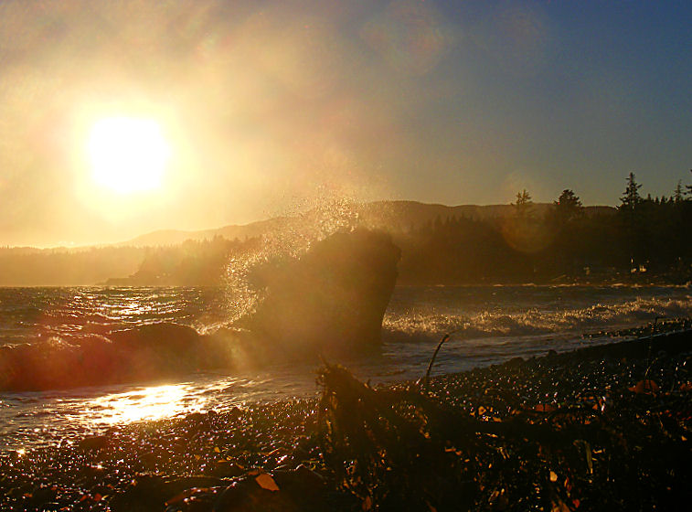 Etwas stuermische See im Sonnenuntergang in Victoria, BC