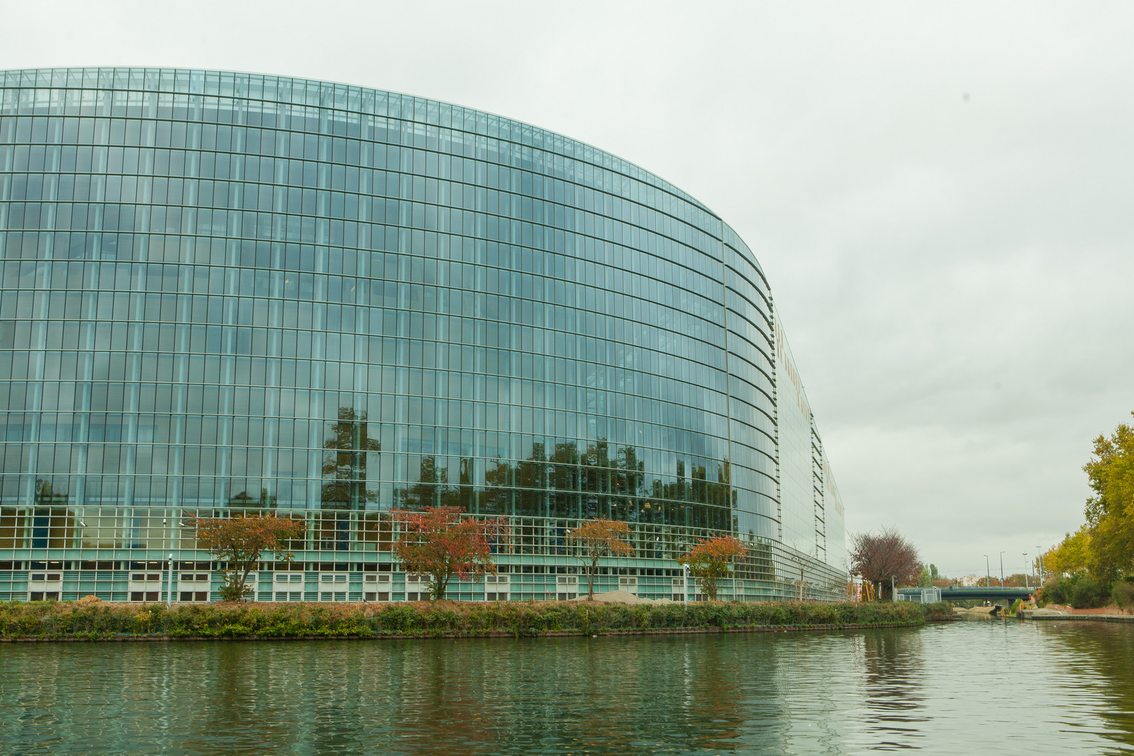 EU-Parlament vom Wasser aus