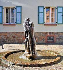 " Eulenbrunnen " vor dem Haus des Künstlers