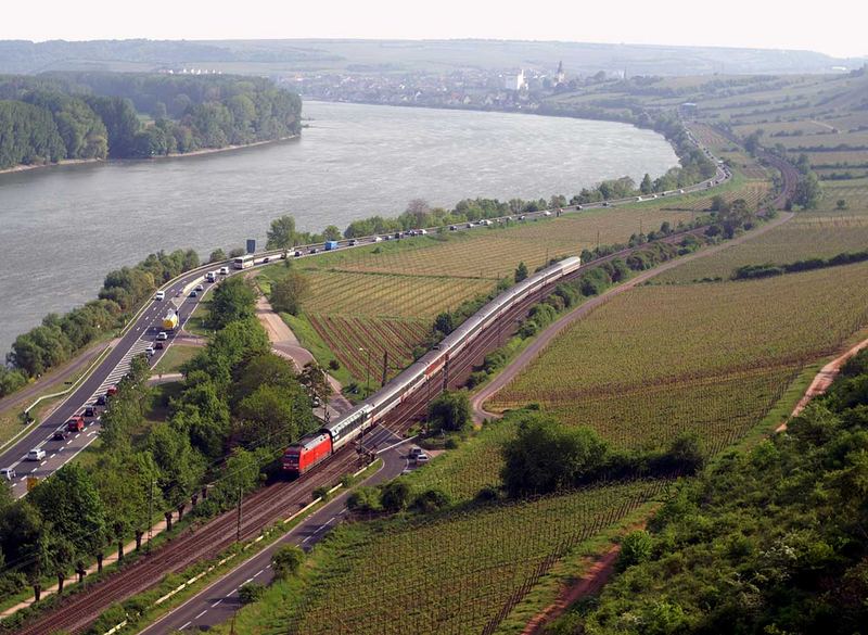 EuroCity 100 Chur - Köln - Hamburg bei Nierstein am Rhein, 9.5.2006