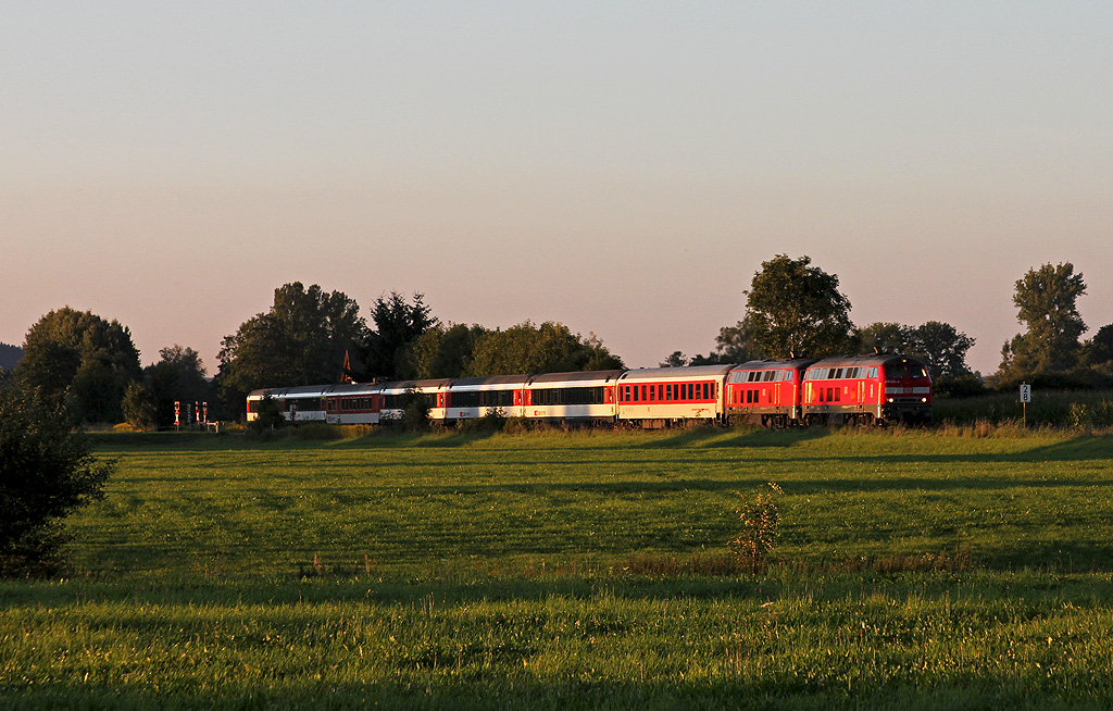 EuroCity im letzten Licht