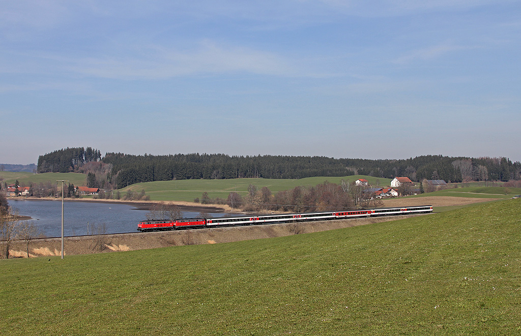 EuroCity im Vorfrühling