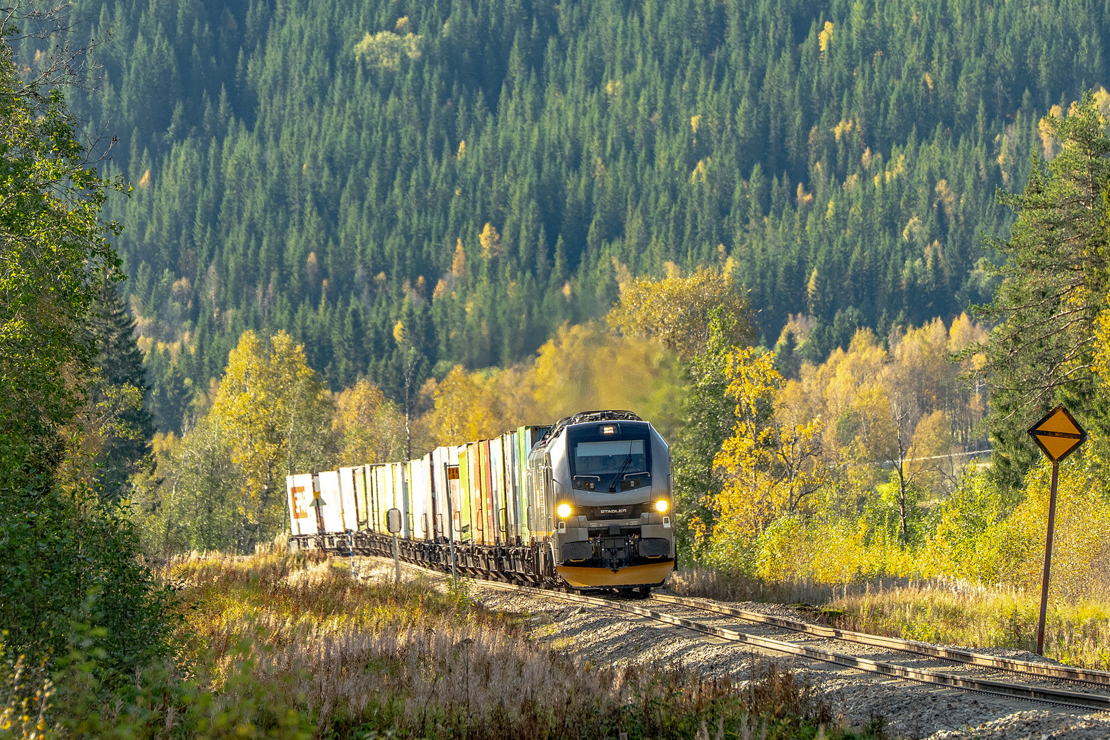 Eurodual von Stadler bei Naamesje auf der Nordlandbahn südwärts. 