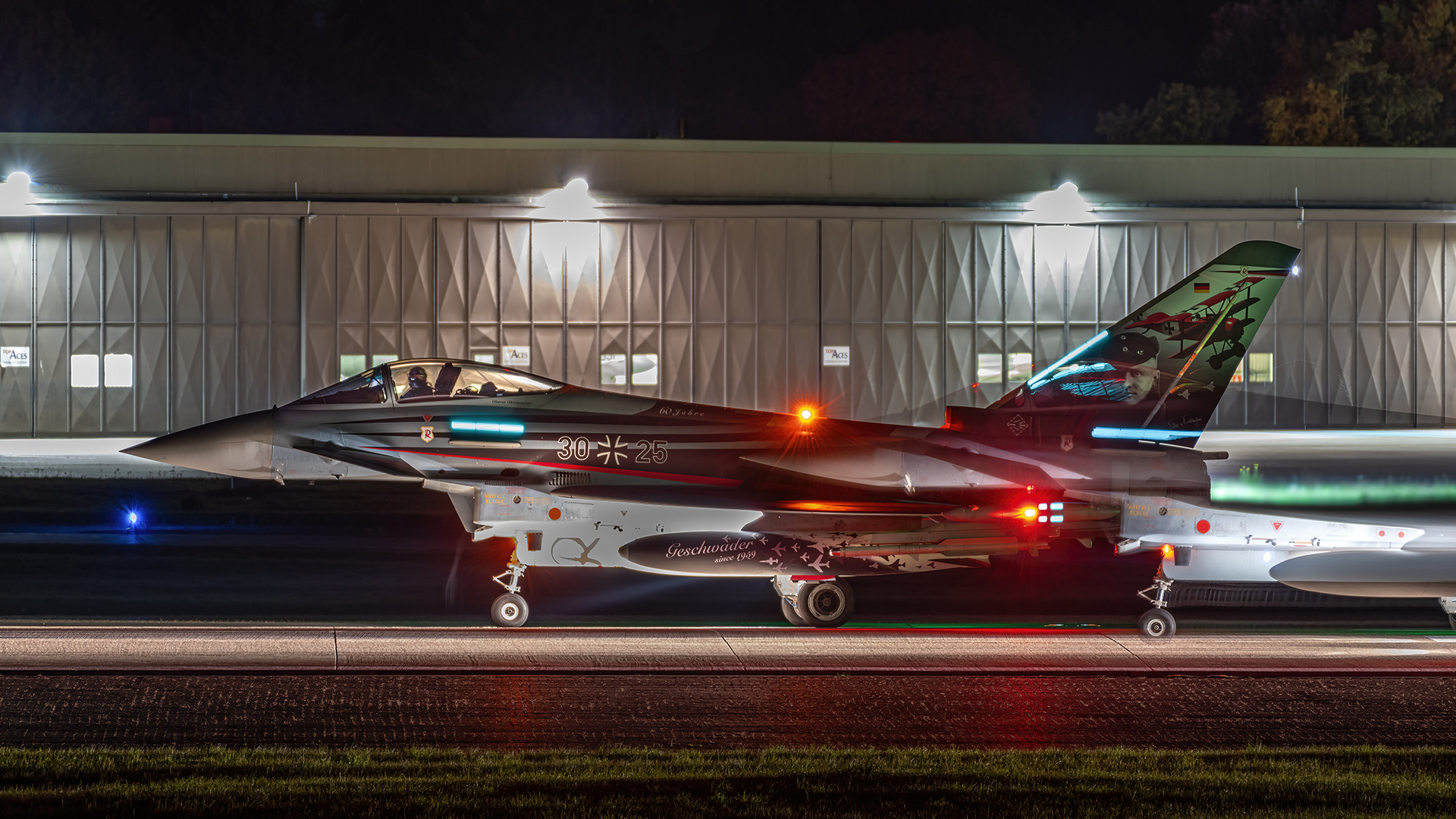 Eurofighter Typhoon in der Nacht (Langzeitbelichtung)